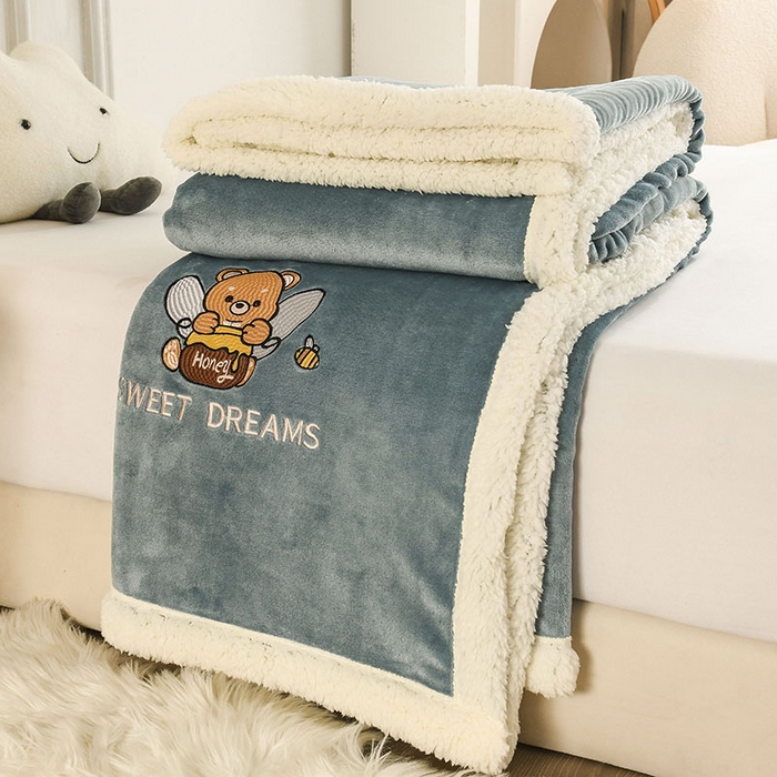 91家纺网 家纺一手货源 找家纺 2025新款毛毯AB版牛奶绒+羊羔绒毯子复合多功能午睡毯 美梦-烟波蓝
