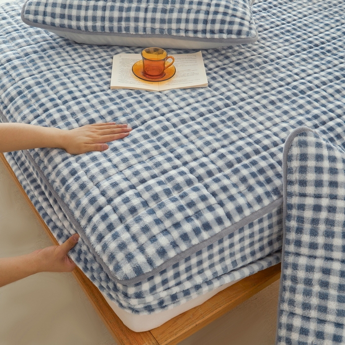 91家纺网 家纺一手货源 找家纺 2024秋冬北极绒加厚夹棉床笠三件套印花泰迪绒床垫保护套罩-无印风系列 蓝小格