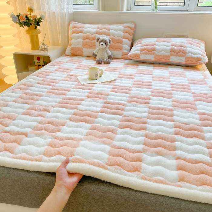 91家纺网 家纺一手货源 找家纺 2024秋冬加厚床垫床褥子北极绒印花泰迪绒床褥床护垫三件套-160g夹棉 棋盘格-粉玉