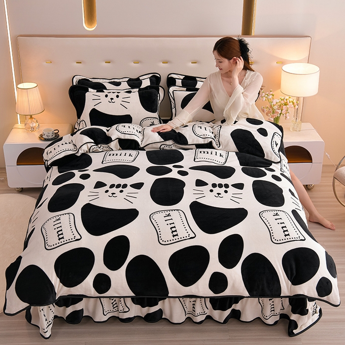 91家纺网 家纺一手货源 找家纺 阿亮家居 2024新款8.5斤保暖牛奶绒金貂绒床裙款四件套 牛奶猫咪