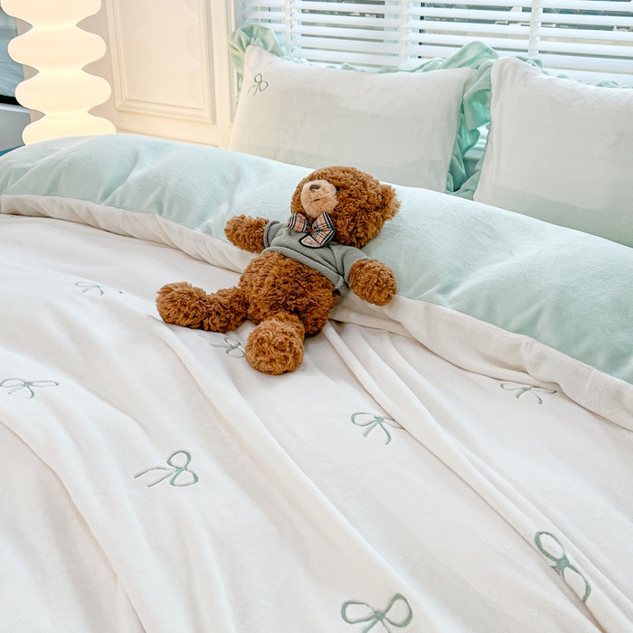 91家纺网 家纺一手货源 找家纺 金麦家纺 2024新款花边款牛奶绒四件套 蝴蝶结-蓝色