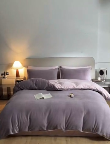 91家纺网 家纺一手货源 找家纺 启程家纺 2024新款A类加厚230克纯色双拼牛奶绒四件套 香芋紫+浅粉