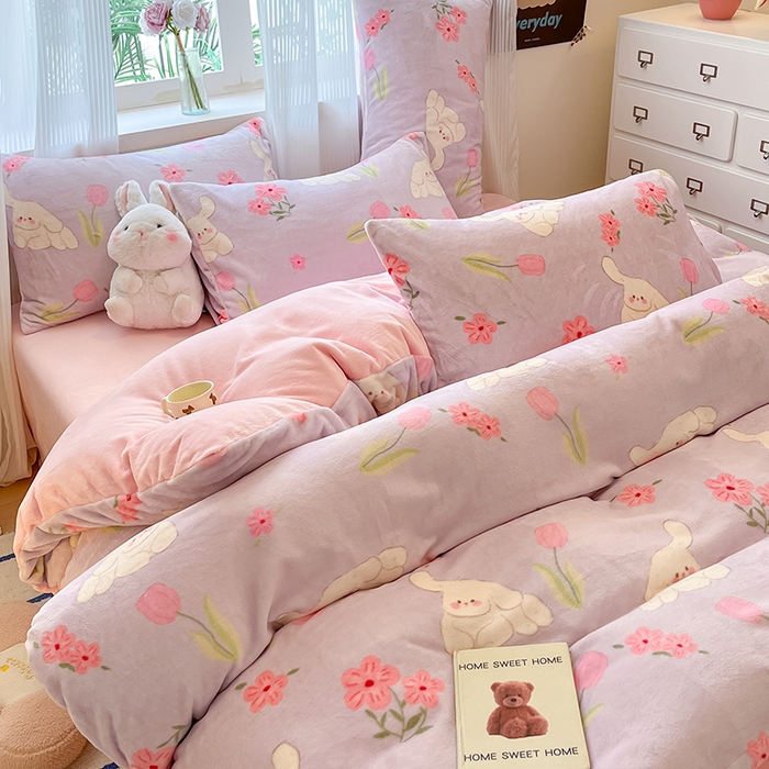 91家纺网 家纺一手货源 找家纺 慕澄家纺 2024新款小清新可爱印花牛奶绒加厚保暖四件套 花丛嬉戏