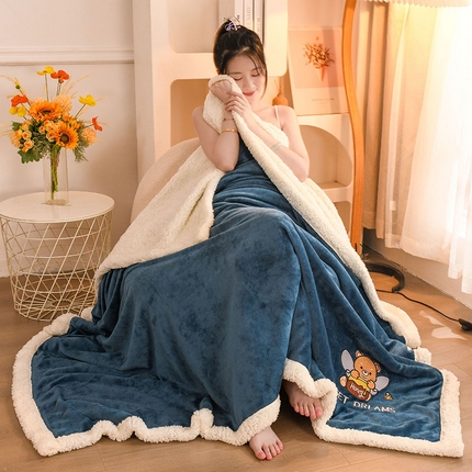 91家纺网 家纺一手货源 找家纺 2025新款毛毯AB版牛奶绒+羊羔绒毯子复合多功能午睡毯 美梦-午夜蓝