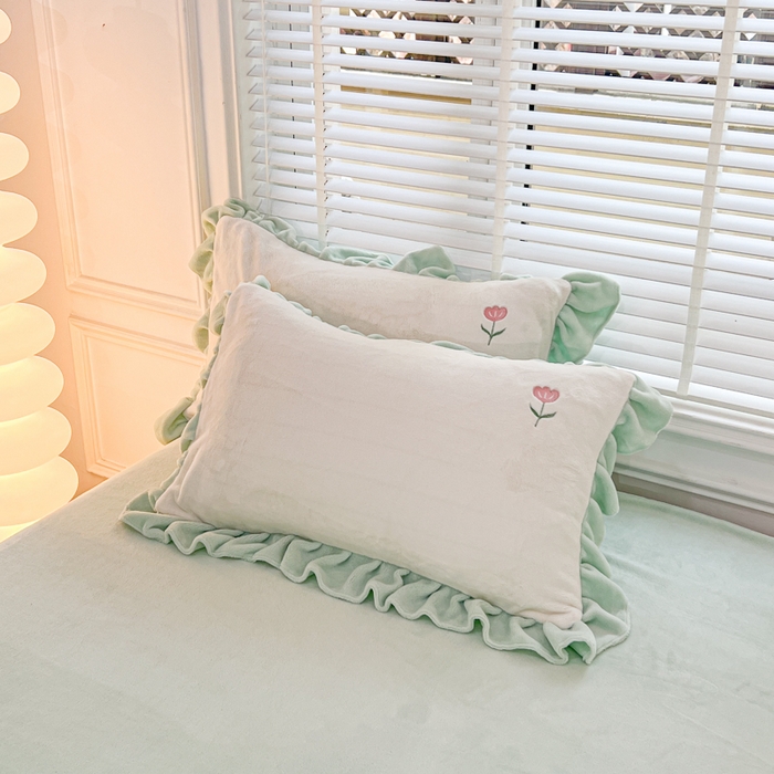 91家纺网 家纺一手货源 找家纺 金麦家纺 2024新款花边款牛奶绒四件套 蓝色花朵