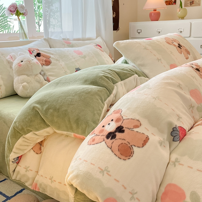 91家纺网 家纺一手货源 找家纺 慕澄家纺 2024新款小清新可爱印花牛奶绒加厚保暖四件套 草莓小熊