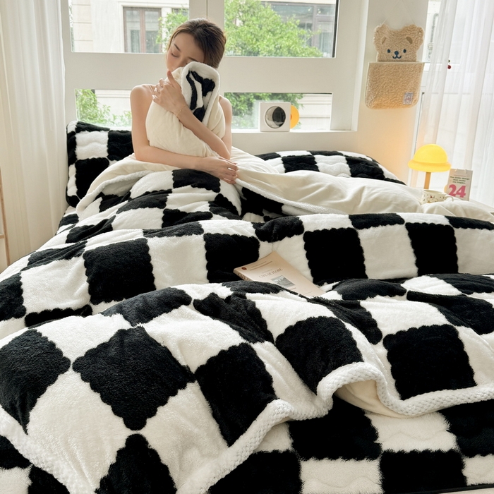 91家纺网 家纺一手货源 找家纺 2024新款A类北极绒格子-条纹系列宽包边加厚被套（自然光图） 棋盘格-黑白