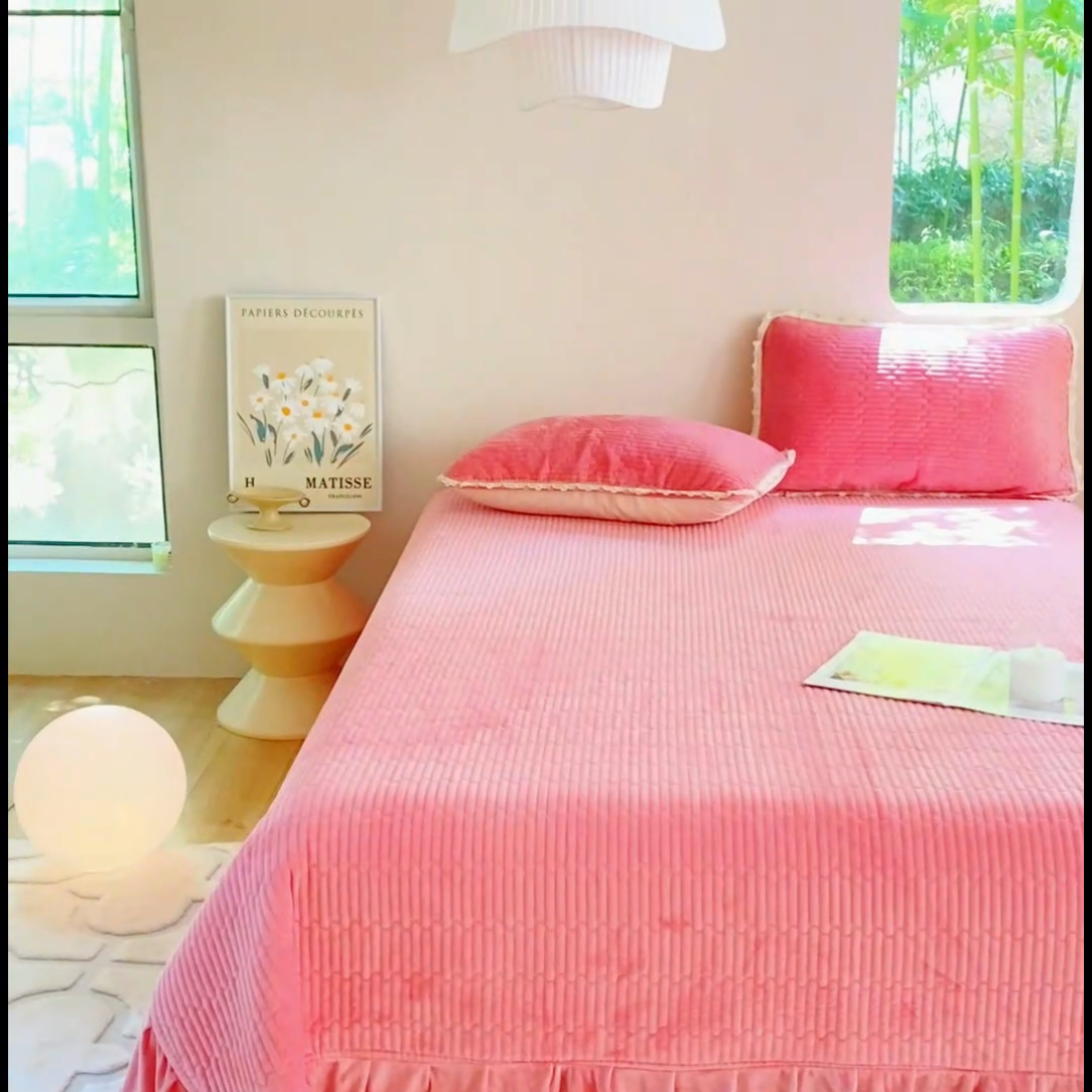 91家纺网 家纺一手货源 找家纺 （总）胜权家纺 2024秋冬新款婴儿绒夹棉圆角花边简约风纯色牛奶绒床盖三件套