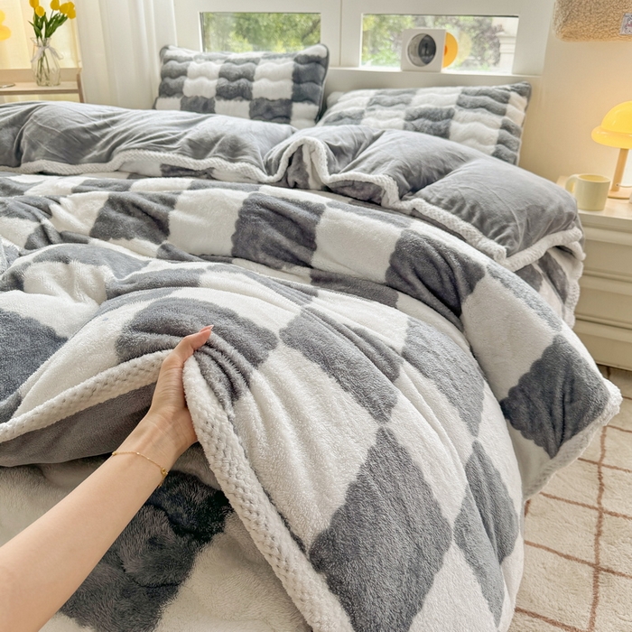 91家纺网 家纺一手货源 找家纺 2024新款A类北极绒格子-条纹系列宽包边加厚被套（自然光图） 棋盘格-灰色
