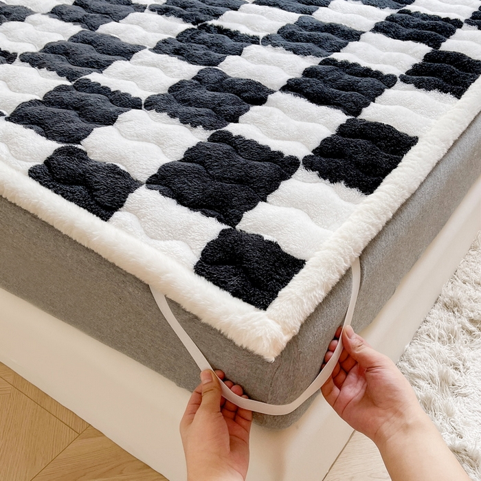 91家纺网 家纺一手货源 找家纺 2024秋冬加厚床垫床褥子北极绒印花泰迪绒床褥床护垫三件套-160g夹棉 棋盘格-黑白