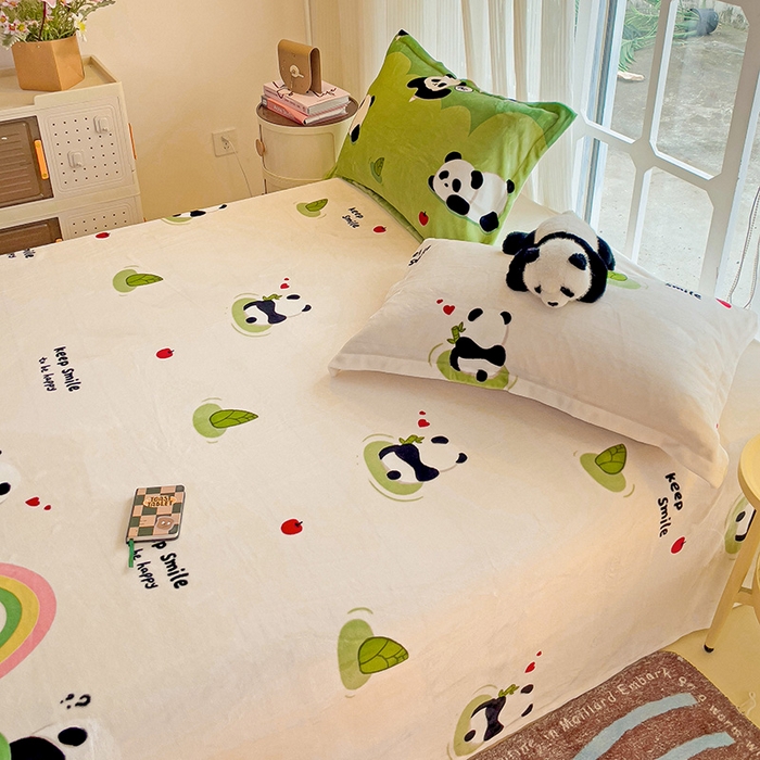 91家纺网 家纺一手货源 找家纺 名兮家居 2024新款时尚卡通风高克重牛奶绒床单-盖毯 彩虹熊猫-果绿