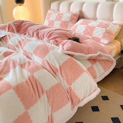 2024新款A类北极绒格子-条纹系列宽包边加厚被套（暖光图） 棋盘格-粉玉