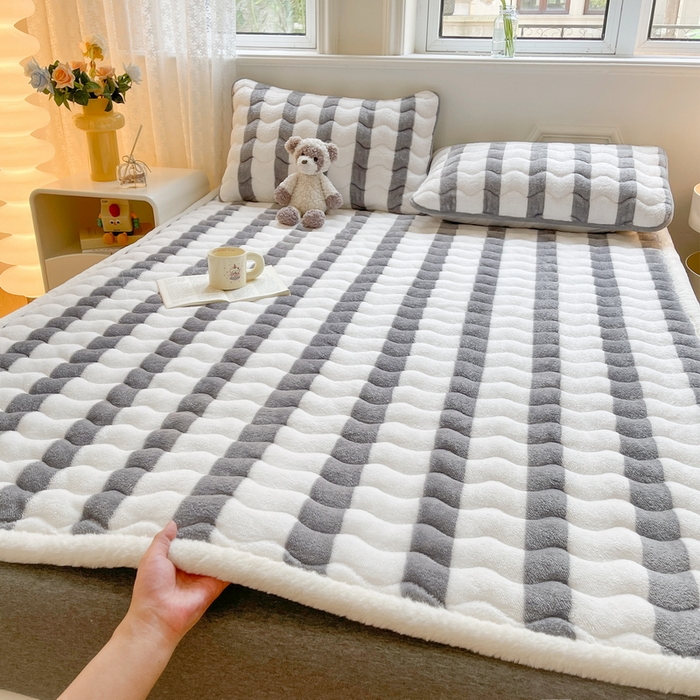 91家纺网 家纺一手货源 找家纺 2024秋冬加厚床垫床褥子北极绒印花泰迪绒床褥床护垫三件套-160g夹棉 条纹-灰色