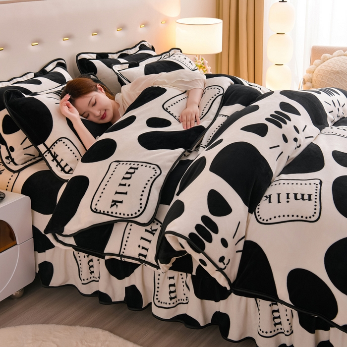 91家纺网 家纺一手货源 找家纺 阿亮家居 2024新款8.5斤保暖牛奶绒金貂绒床裙款四件套 牛奶猫咪