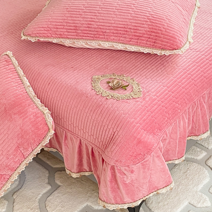 91家纺网 家纺一手货源 找家纺 胜权家纺 2024秋冬新款婴儿绒夹棉圆角花边简约风纯色牛奶绒床盖三件套 流绪花梦粉