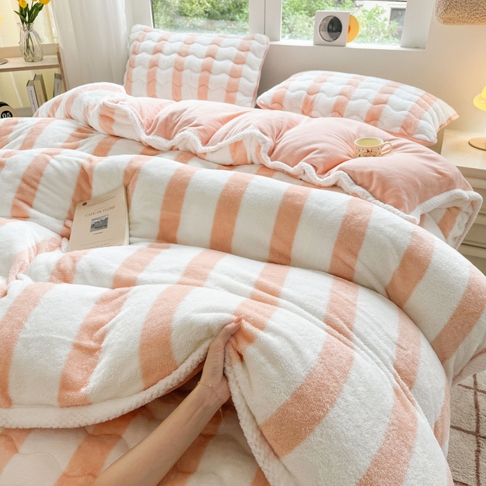 91家纺网 家纺一手货源 找家纺 2024新款A类北极绒格子-条纹系列宽包边加厚被套（自然光图） 条纹-粉玉