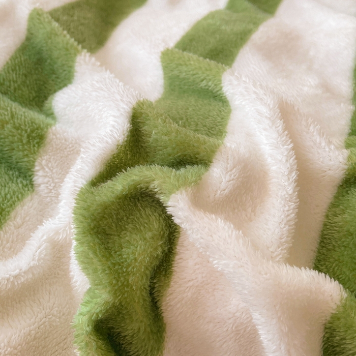 91家纺网 家纺一手货源 找家纺 2024新款A类北极绒格子-条纹系列宽包边加厚被套（暖光图） 条纹-豆绿