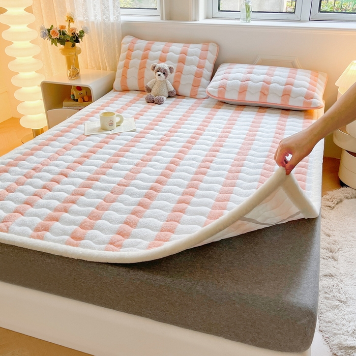 91家纺网 家纺一手货源 找家纺 2024秋冬加厚床垫床褥子北极绒印花泰迪绒床褥床护垫三件套-160g夹棉 条纹-粉玉