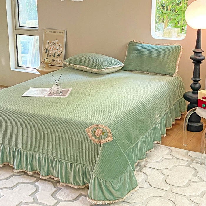 91家纺网 家纺一手货源 找家纺 胜权家纺 2024秋冬新款婴儿绒夹棉圆角花边简约风纯色牛奶绒床盖三件套 流绪花梦绿