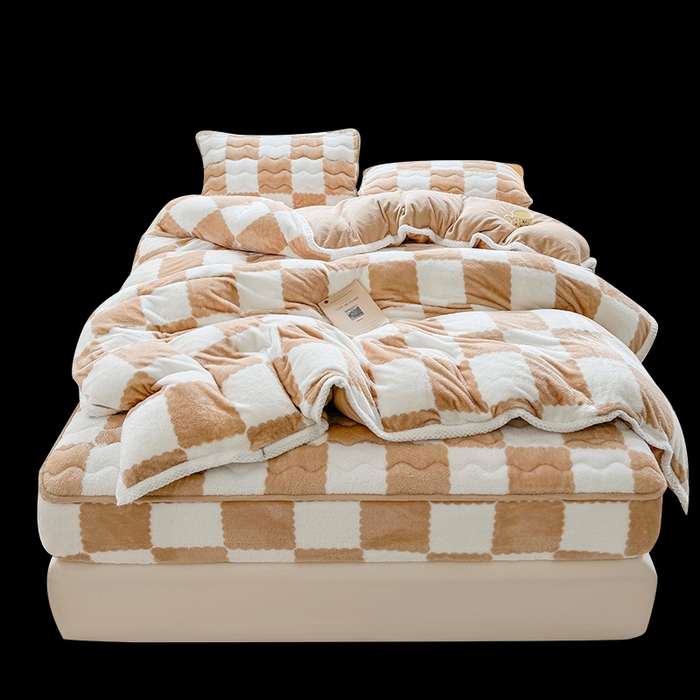 91家纺网 家纺一手货源 找家纺 2024新款A类北极绒格子-条纹系列宽包边加厚被套（自然光图） 棋盘格-奶咖