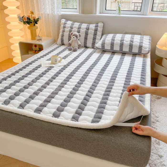 91家纺网 家纺一手货源 找家纺 2024秋冬加厚床垫床褥子北极绒印花泰迪绒床褥床护垫三件套-160g夹棉 条纹-灰色