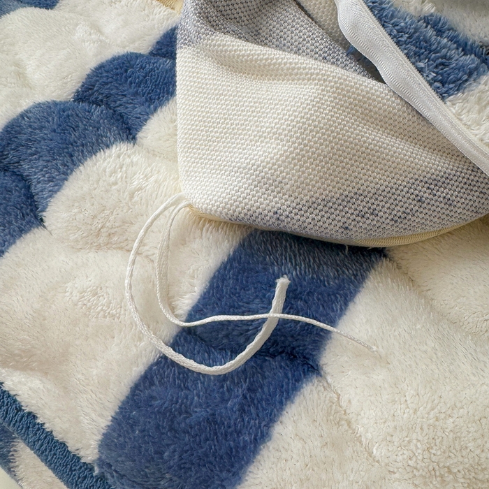 91家纺网 家纺一手货源 找家纺 2024新款A类北极绒格子-条纹系列宽包边加厚被套（暖光图） 条纹-高贵蓝