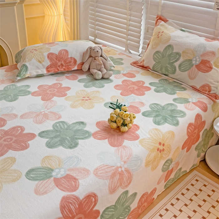 91家纺网 家纺一手货源 找家纺 名兮家居 2024新款时尚卡通风高克重牛奶绒床单-盖毯 倾城