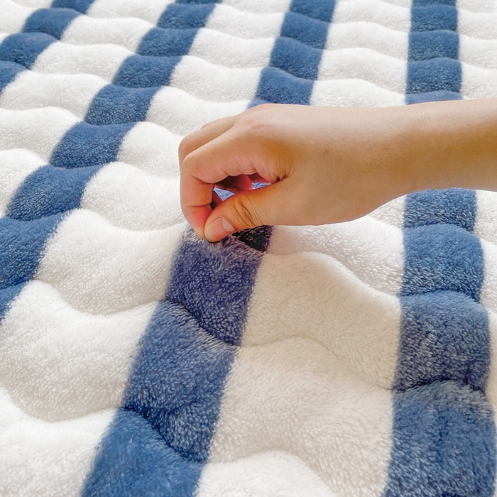 91家纺网 家纺一手货源 找家纺 2024秋冬加厚床垫床褥子北极绒印花泰迪绒床褥床护垫三件套-160g夹棉 条纹-高贵蓝