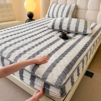 91家纺网 家纺一手货源 找家纺 （总）2024秋冬北极绒加厚夹棉床笠三件套印花泰迪绒床垫保护套罩-格子条纹系（暖光图）