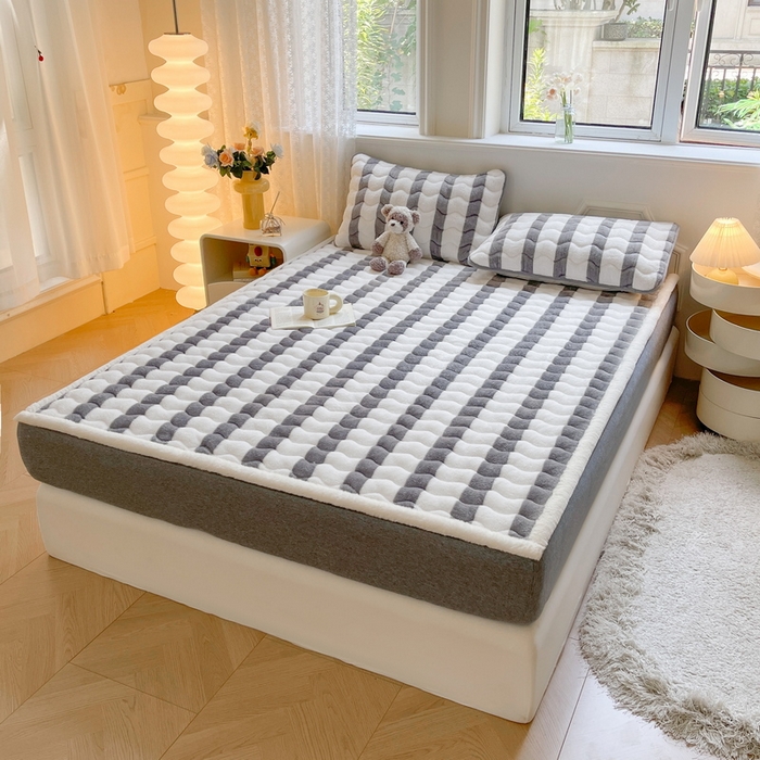 91家纺网 家纺一手货源 找家纺 2024秋冬加厚床垫床褥子北极绒印花泰迪绒床褥床护垫三件套-160g夹棉 条纹-灰色