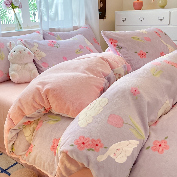 91家纺网 家纺一手货源 找家纺 慕澄家纺 2024新款小清新可爱印花牛奶绒加厚保暖四件套 花丛嬉戏