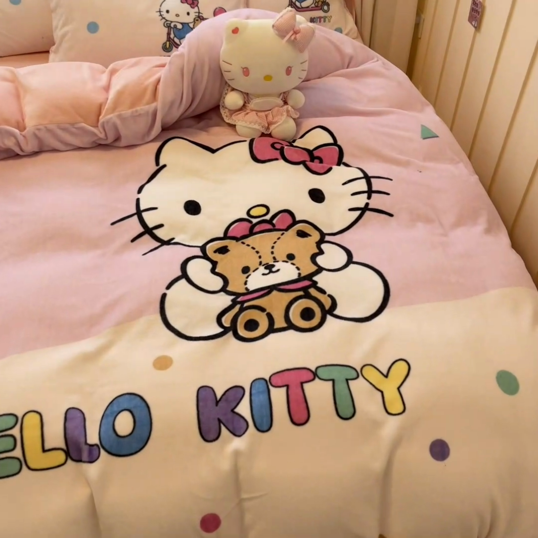 91家纺网 家纺一手货源 找家纺 金爱家 2024新款三丽鸥大版加厚牛奶绒四件套-第二批 绒R布偶kt