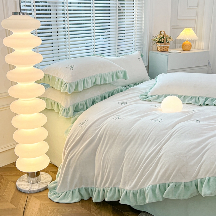 91家纺网 家纺一手货源 找家纺 金麦家纺 2024新款花边款牛奶绒四件套 蝴蝶结-蓝色