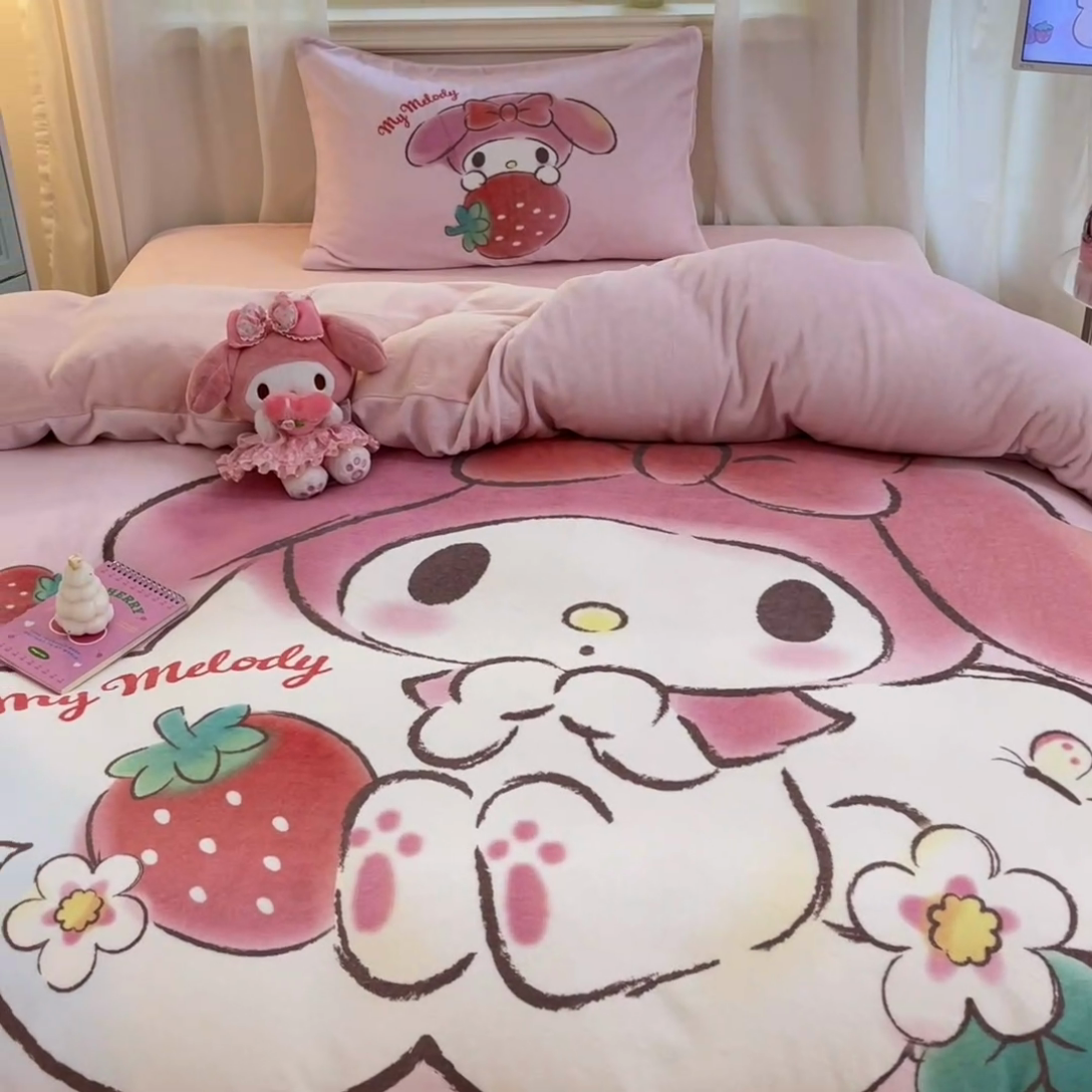 91家纺网 家纺一手货源 找家纺 金爱家 2024新款三丽鸥大版加厚牛奶绒四件套-第二批 绒大版-R草莓果汁美乐蒂