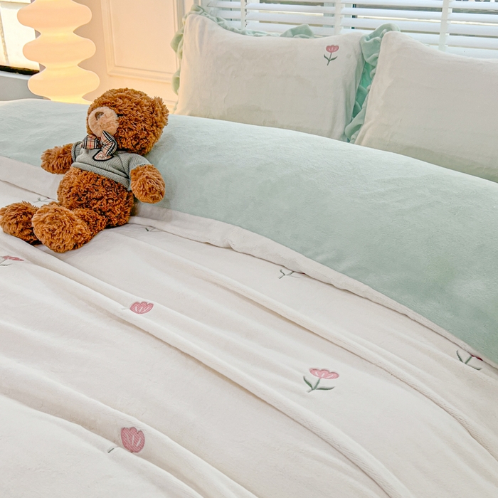 91家纺网 家纺一手货源 找家纺 金麦家纺 2024新款花边款牛奶绒四件套 蓝色花朵