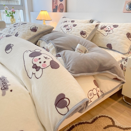 91家纺网 家纺一手货源 找家纺 2024新款A类牛奶绒包边款加厚保暖被套-印花款（机包边款）爱心狗