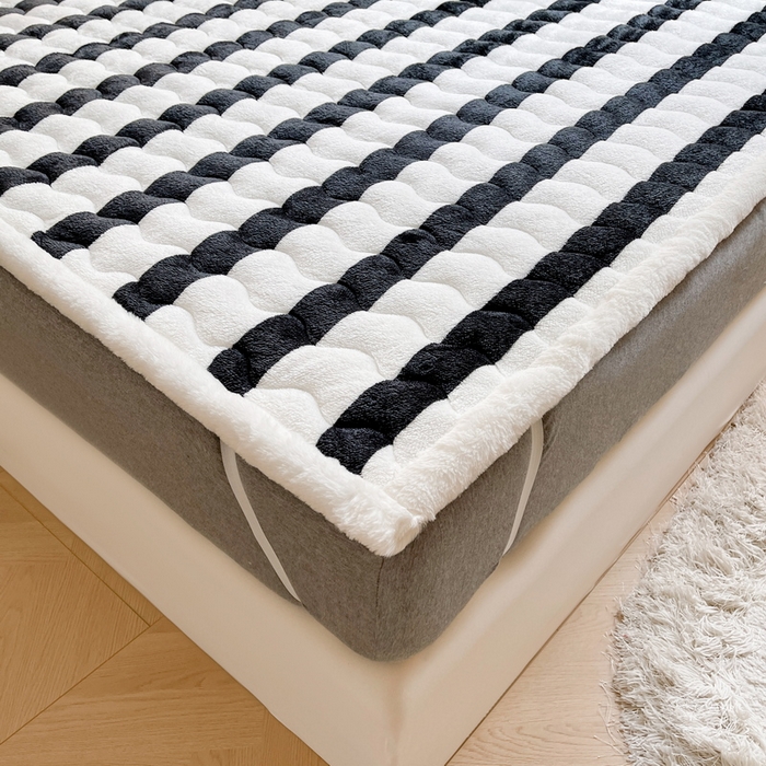 91家纺网 家纺一手货源 找家纺 2024秋冬加厚床垫床褥子北极绒印花泰迪绒床褥床护垫三件套-160g夹棉 条纹-黑色