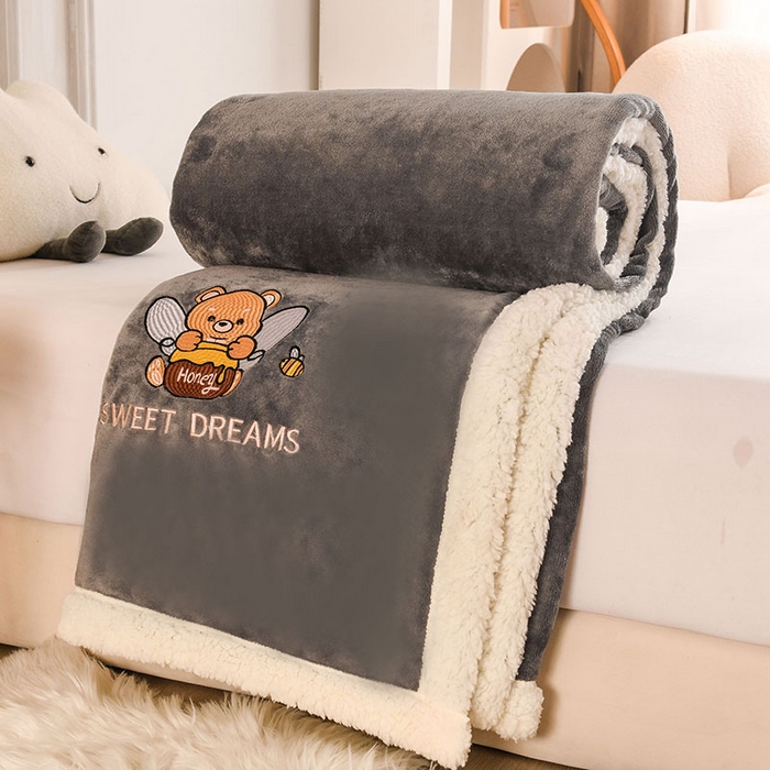 91家纺网 家纺一手货源 找家纺 2025新款毛毯AB版牛奶绒+羊羔绒毯子复合多功能午睡毯 美梦-浅灰