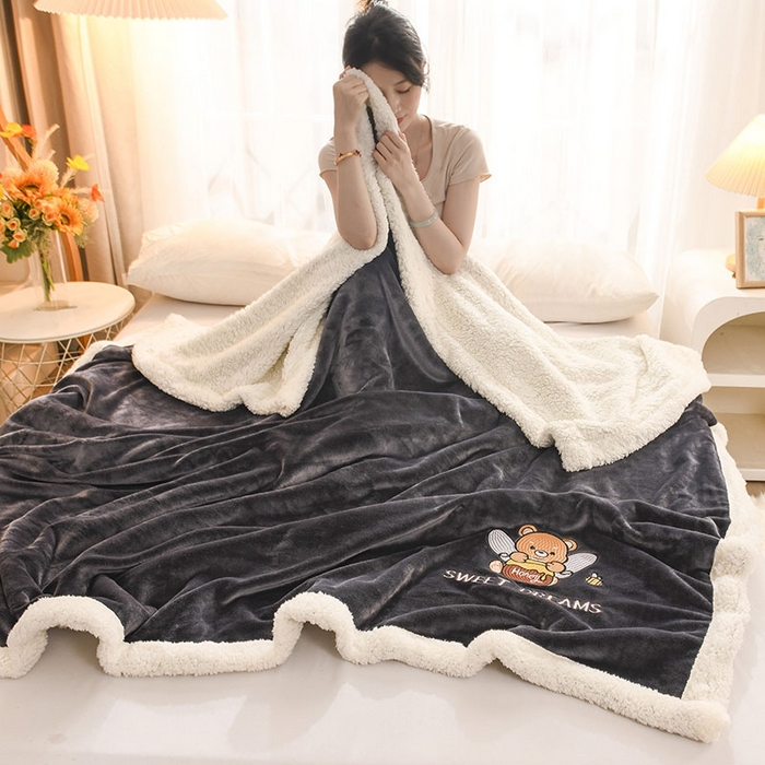 91家纺网 家纺一手货源 找家纺 2025新款毛毯AB版牛奶绒+羊羔绒毯子复合多功能午睡毯 美梦-深灰