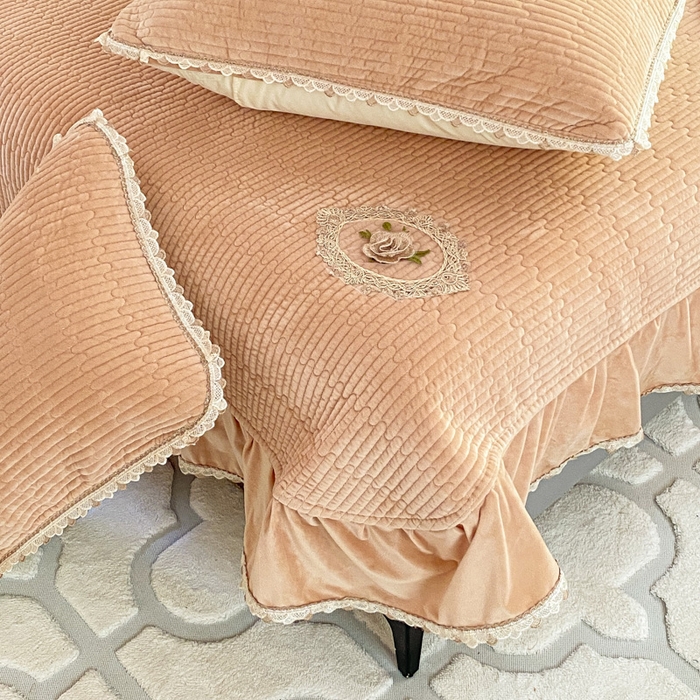 91家纺网 家纺一手货源 找家纺 胜权家纺 2024秋冬新款婴儿绒夹棉圆角花边简约风纯色牛奶绒床盖三件套 流绪花梦咖