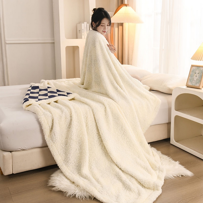 91家纺网 家纺一手货源 找家纺 2025新款毛毯AB版牛奶绒+羊羔绒毯子复合多功能午睡毯 菱格兰