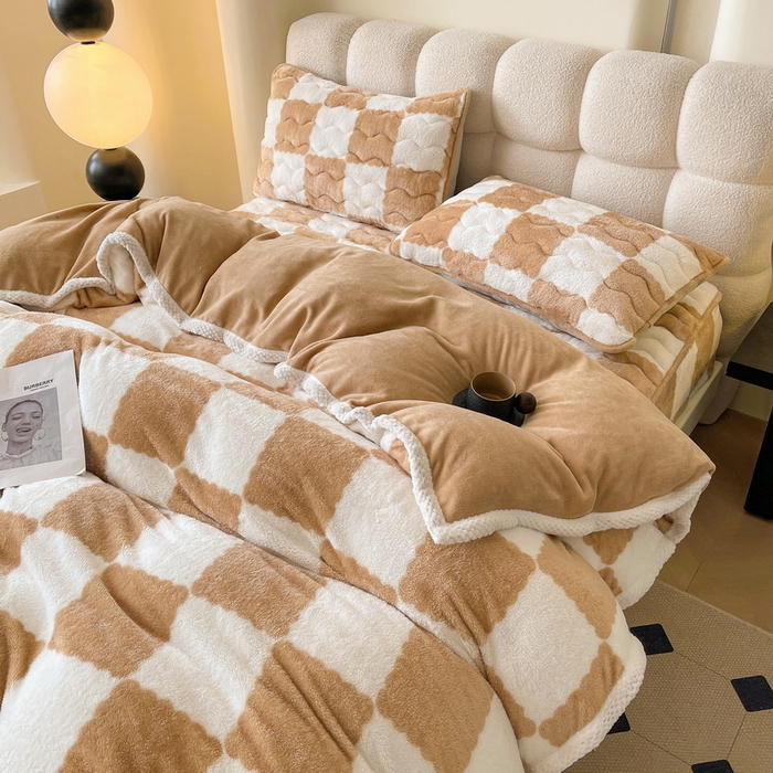 91家纺网 家纺一手货源 找家纺 2024新款A类北极绒格子-条纹系列宽包边加厚被套（暖光图） 棋盘格-奶咖