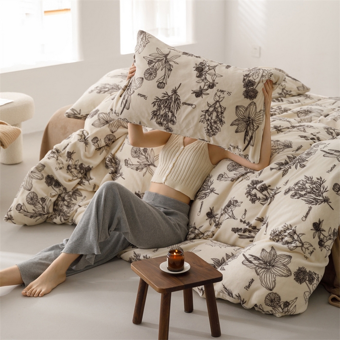 91家纺网 家纺一手货源 找家纺 2025新款小清新双面牛奶绒四件套 本兮草