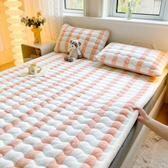 91家纺网 家纺一手货源 找家纺 2024秋冬加厚床垫床褥子北极绒印花泰迪绒床褥床护垫三件套-160g夹棉 条纹-粉玉