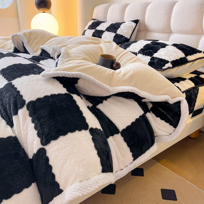 91家纺网 家纺一手货源 找家纺 2024新款A类北极绒格子-条纹系列宽包边加厚被套（暖光图） 棋盘格-黑白