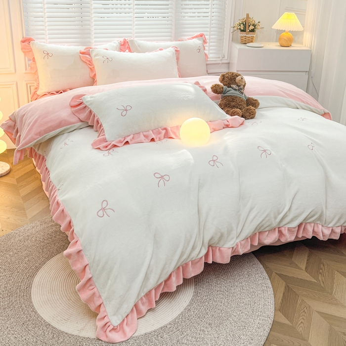 91家纺网 家纺一手货源 找家纺 金麦家纺 2024新款花边款牛奶绒四件套 蝴蝶结-粉色