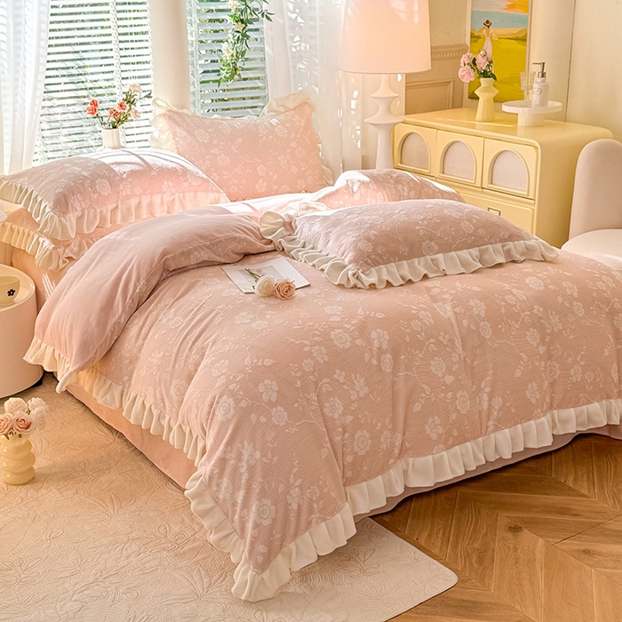 91家纺网 家纺一手货源 找家纺 大麦家纺 204新款高克重雕花牛奶绒四件套-爱丽丝 爱丽丝-桃粉