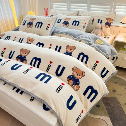 91家纺网 家纺一手货源 找家纺 2024秋冬新款牛奶绒加厚夹棉床褥垫+牛奶绒被套四件套妙妙熊