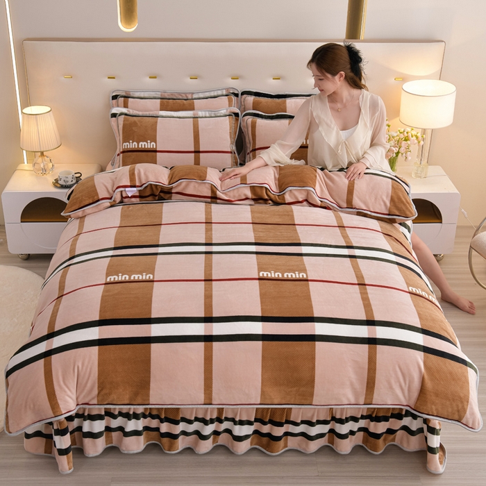 91家纺网 家纺一手货源 找家纺 阿亮家居 2024新款8.5斤保暖牛奶绒金貂绒床裙款四件套 经典条格