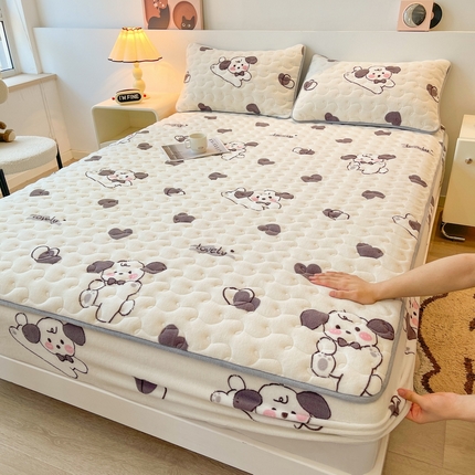 91家纺网 家纺一手货源 找家纺 2024秋冬牛奶绒加厚夹棉床笠三件套印花床垫保护套罩爱心狗